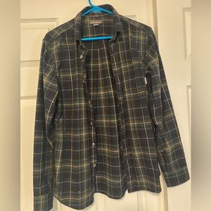 Men’s Eddie’s Bauer shirt.